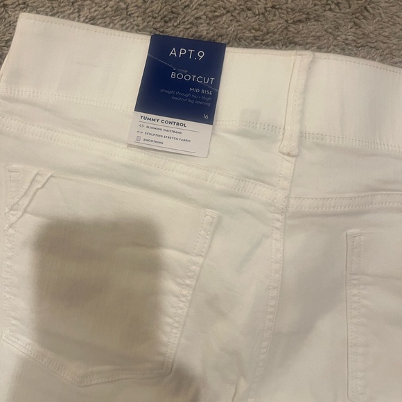 NWT BOOTCUT WHITE JEANS - Picture 3 of 4